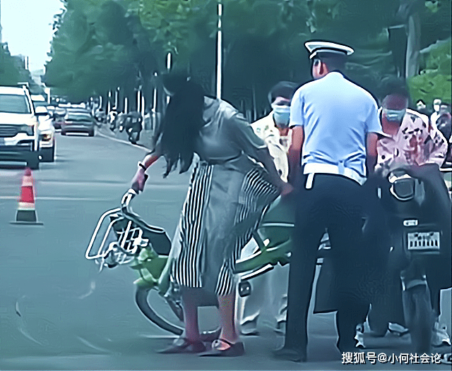 原创社死!山东一女子骑车裙子被后轮缠住,众人帮忙不成连人带车抬走