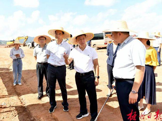 李鸿荣 摄在广西六堡茶产业发展集聚区项目建设现场,蒋连生看展示,听