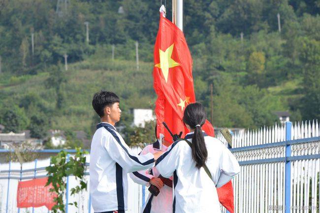 学军人风采 强自身素质 育优良作风 —六盘水市兴华中学高一新生军训