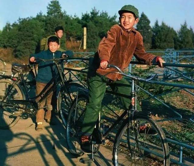 可以问爸妈借车了or 宽裕点的家庭给孩子买一辆, 骑着自行车去上学