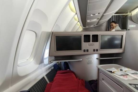 原创载旗航空才有的机型,打卡国航747二层公务舱,不愧是空中女王