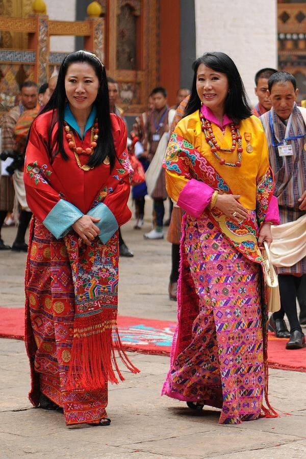 不丹老国王娶的同胞4姐妹,家族之间曾有血仇,隐婚9年才补办婚礼!