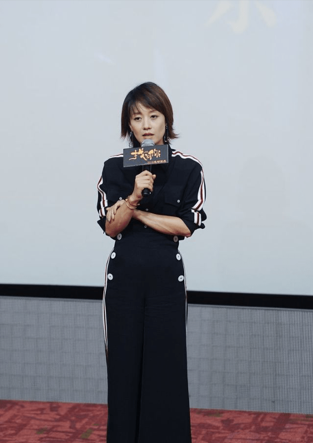 原创马伊琍的穿搭真挺"心机",运动裤加纽扣显腰身,效果看着还挺好