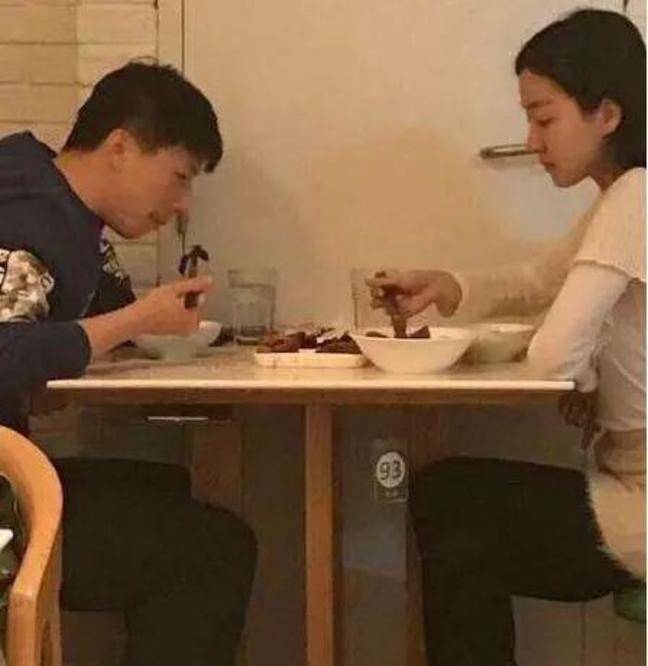 原创许昕媳妇漂亮,马龙媳妇是校花,看看马龙赛场之外的婚姻与爱情?