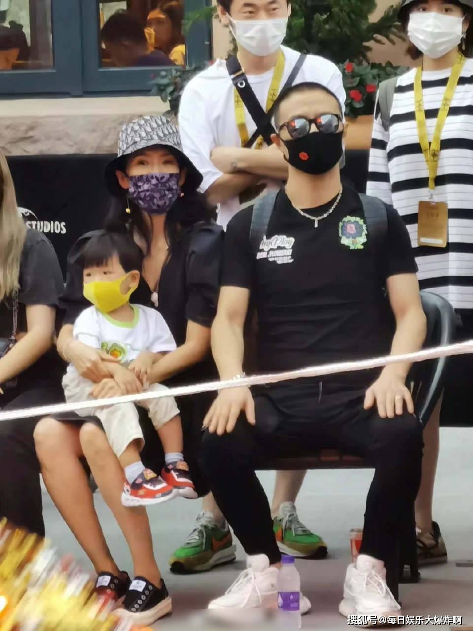 汪峰一家集体出游,儿子女儿星味十足,一家五口十分幸福!