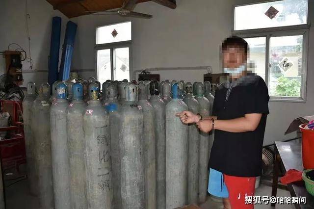 欢快的吸食着这些让自己快乐的气体(如下图,气球内装的是笑气)