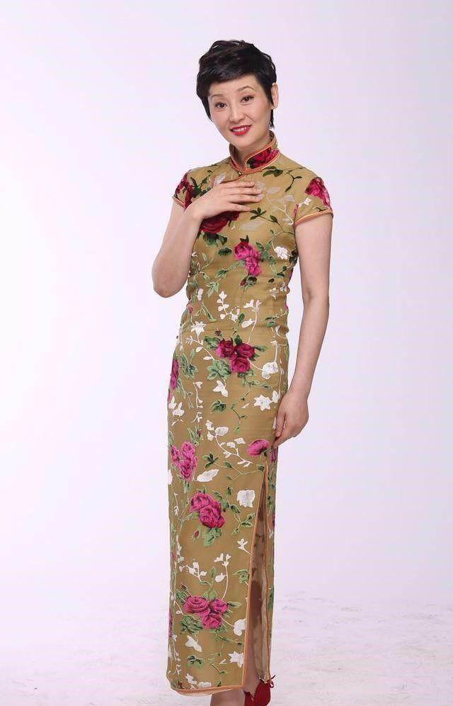 徐帆瘦到撑不起衣服,穿紧身旗袍还显宽松,身旁徐静蕾倒胖了不少