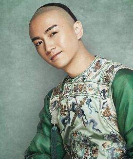 2017年在电视剧《那年花开月正圆》饰演的沈星移儒雅俊朗中带着痞痞的