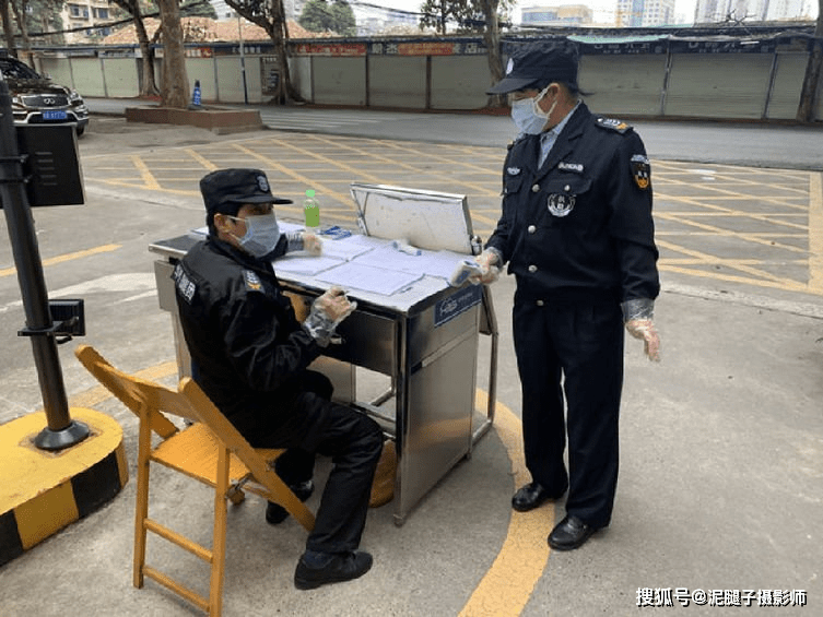 西安地铁保安履行职责拖拽女乘客不该受到处罚