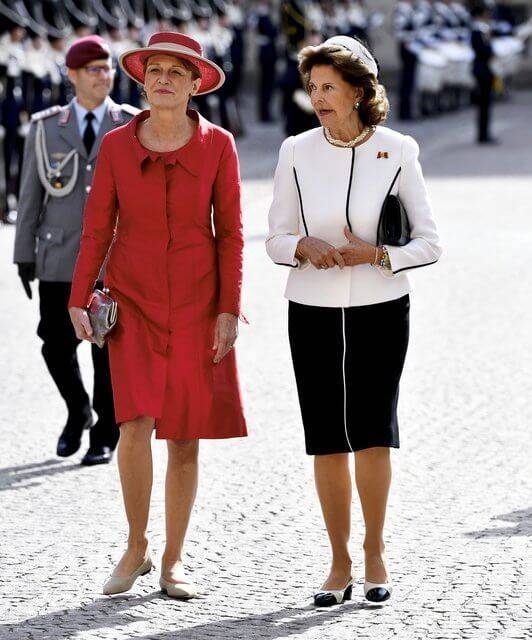 瑞典女王储挑大梁迎接德国总统夫妇德国第一夫人红大衣造型抢镜