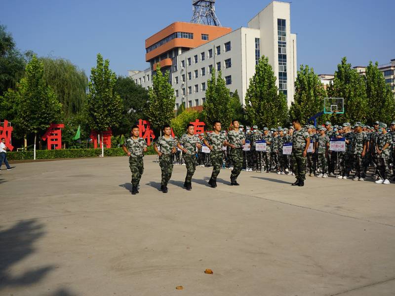 9月8日上午,河北衡水市深州市职教中心(技工学校)在学校操场召开2021