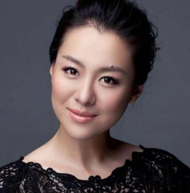沈傲君年轻时,美貌赛西施惊艳众人,今44岁早已结婚生子