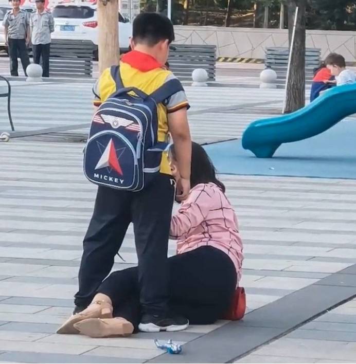 原创宝鸡一小男孩当街对母亲踢压,保安前去教育,男孩大吼表达不满