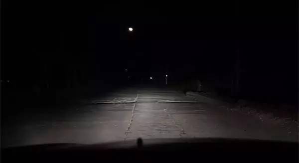 夜间开车常说:走灰不走白,见黑停下来,这是为什么?