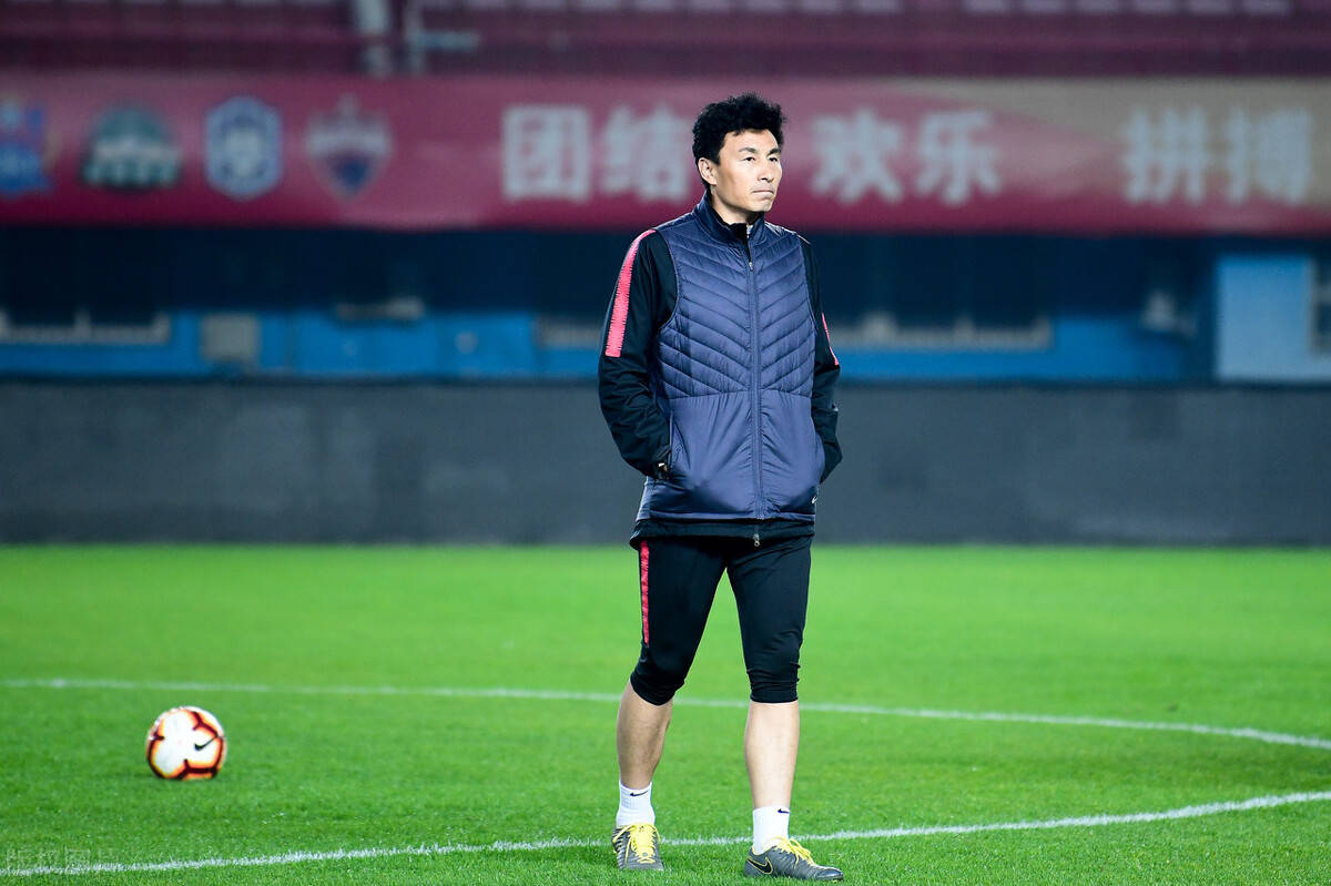 李玮峰一针见血,骂国足无济于事,提高国内联赛水平才是当务之急
