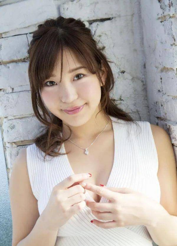 又因为是在读的大学生,被粉丝称作日本第一美胸女大学生,她也因为这个