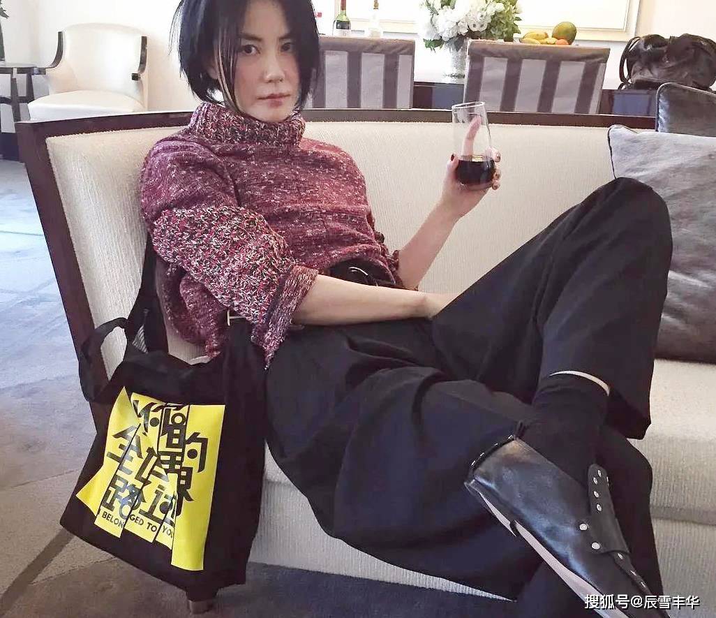 王菲还真是会打扮自己,针织衫搭配萝卜裤,轻松打造出休闲时尚感_造型