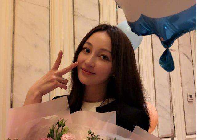 姚笛老公和美女挽手网友绿人者人恒绿之