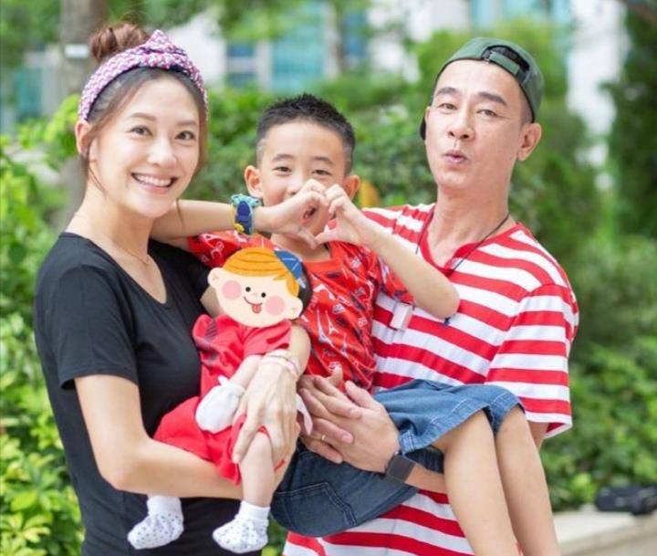 陈小春二儿子正面照曝光,颜值略胜一筹,网友:这不是女娃吗