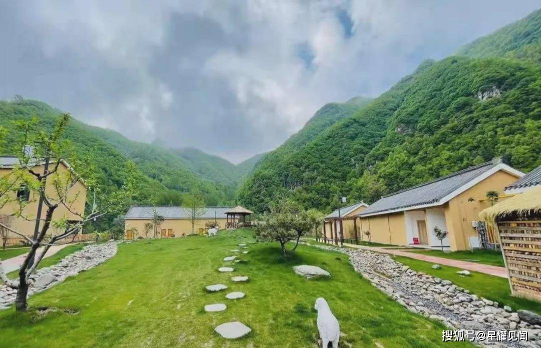 山水隐庐·隐居乡宿位于豫西大峡谷500米处,共有民宿40套,院落35座
