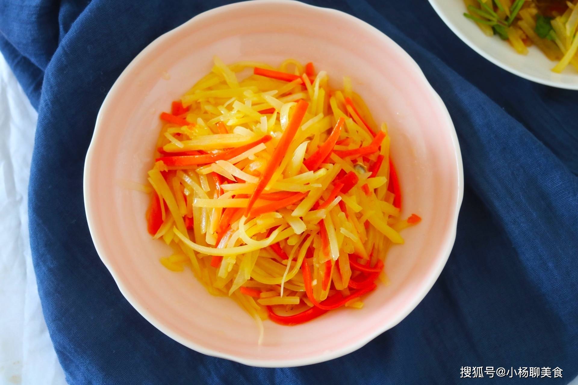 5,把所有的调料炒至均匀入味,一道简单又美味的家常菜土豆胡萝卜丝就