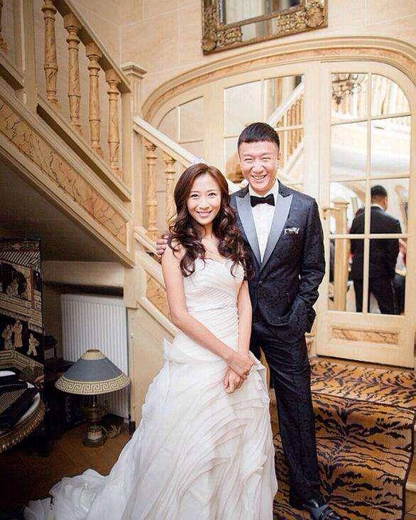 孙红雷老婆罕见曝光探班老公相处细节显恩爱身材高挑状态好
