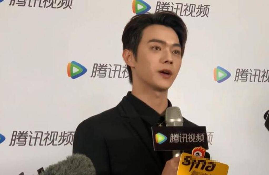 许凯此次一身黑西装,宣传新剧《爱的二八定律,还回忆了自己的高考