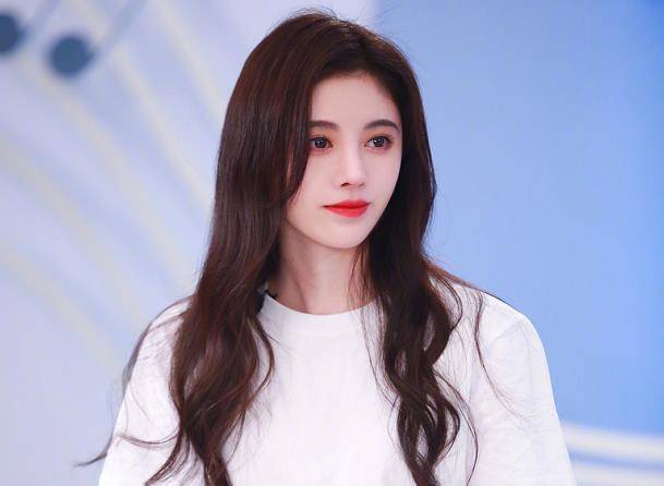 原创本以为鞠婧祎够好看了,看到鞠婧祎妈妈照片,才知道啥叫基因强大