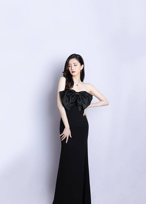 原创江疏影身穿和气质绝了身穿一袭黑色抹胸礼服亮相活动高贵时髦