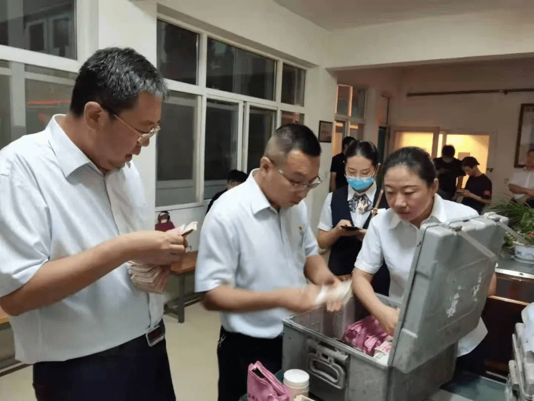 晋城审计中心党组书记李向阳带队深入基层开展库存现金突击检查