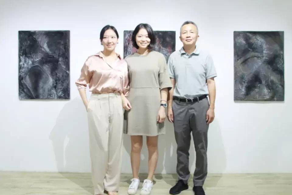 左起:学术主持邱敏,艺术家蒋吟,策展人古冈展览现场五展览作品二她在