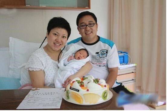 2010年8月,他的妻子郭雅丹在北京生下一个女孩,当时,句兆杰已经48岁了