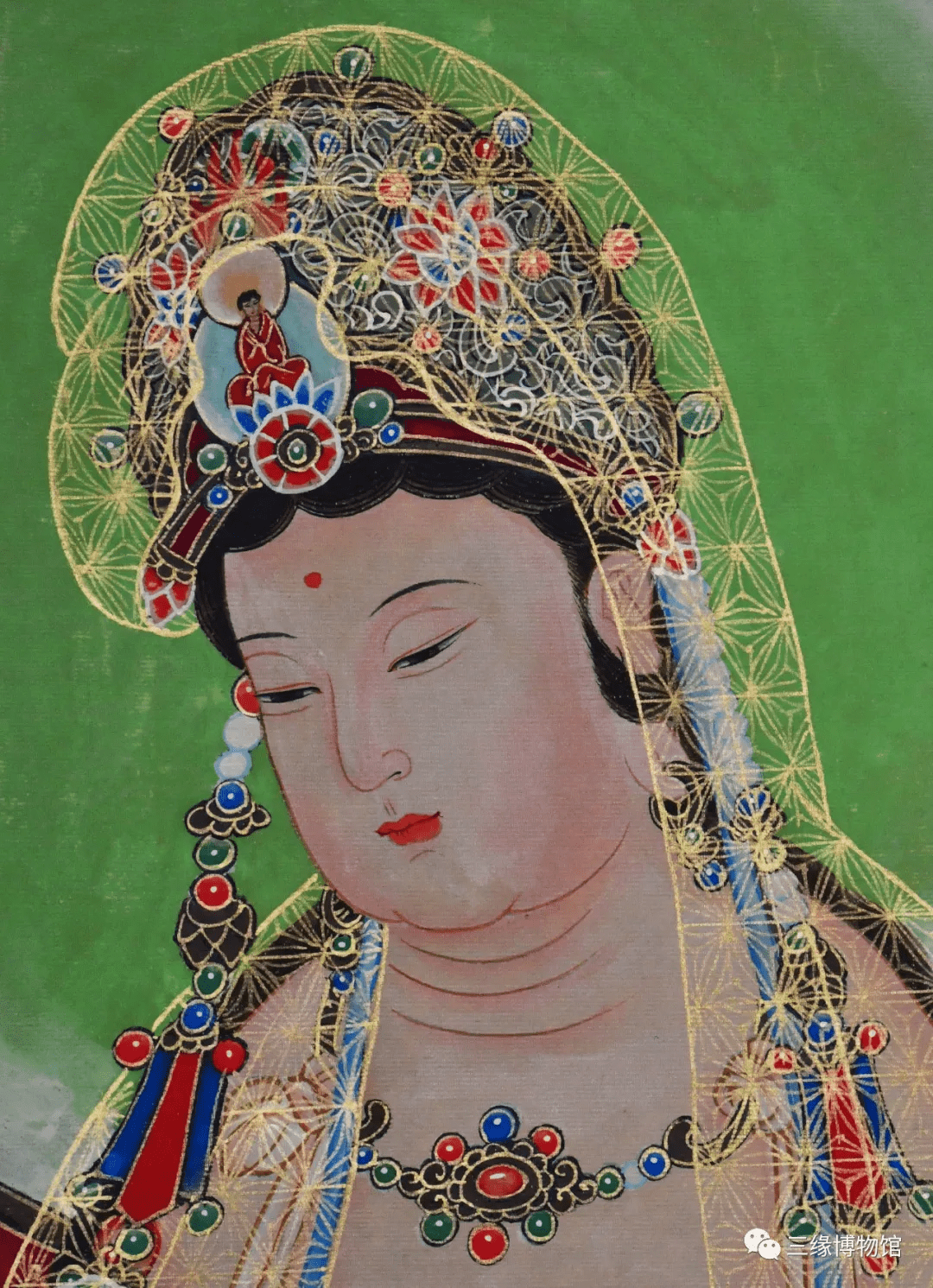 画面中观音菩萨头戴宝冠,挂五彩璎珞,面如满月,高鼻垂脸,柳眉樱口