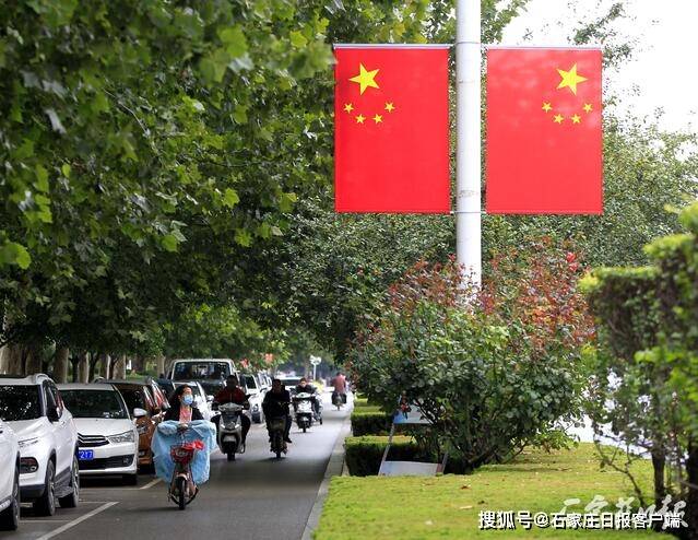 五星红旗飘起来 | 十一临近 全城国旗飘飘_新奥