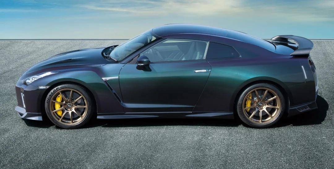 新车发布:已经14年的日产gt-r(r35)又出新车了,为两款