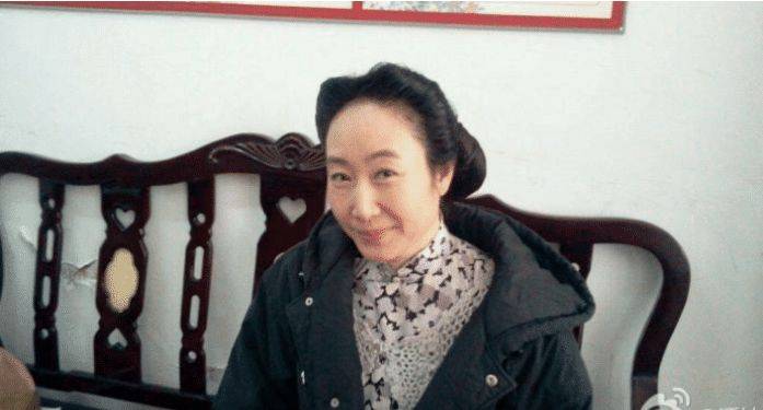 曾是护士阴差阳错成为演员,丈夫去世13年,独自抚养女儿至今未嫁