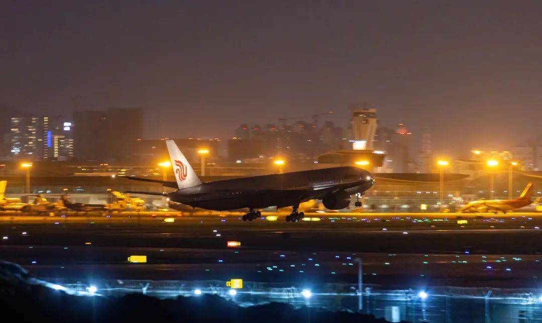 这是……昨夜的深圳宝安机场!网友:感觉全中国的人都来接她回家了!