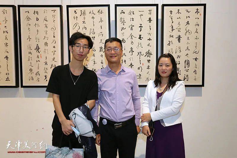 张晓强,隋秋伶,何晓雨在展览现场.邓沐玮,孙建华等在展览现场.