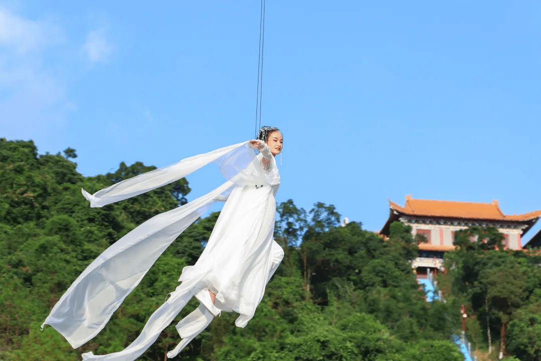 网红飞天威亚▲ 高空滑索▲ 丛林穿越▲ 冰雪乐园这个国庆小长假