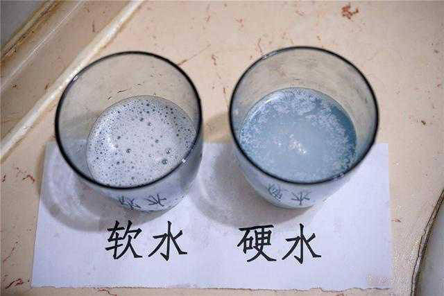 除了上面所说的硬水会伤害头发,还有一些水质对头发也有很大的伤害.