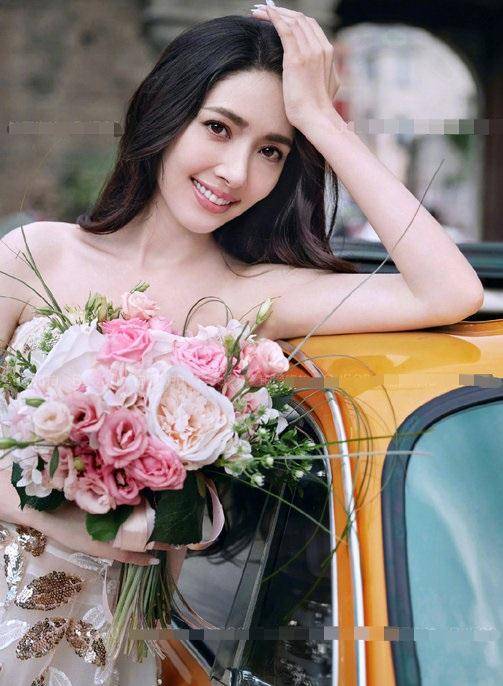 向佐和郭碧婷婚纱照:向佐被p得太过了,郭碧婷躺在花海