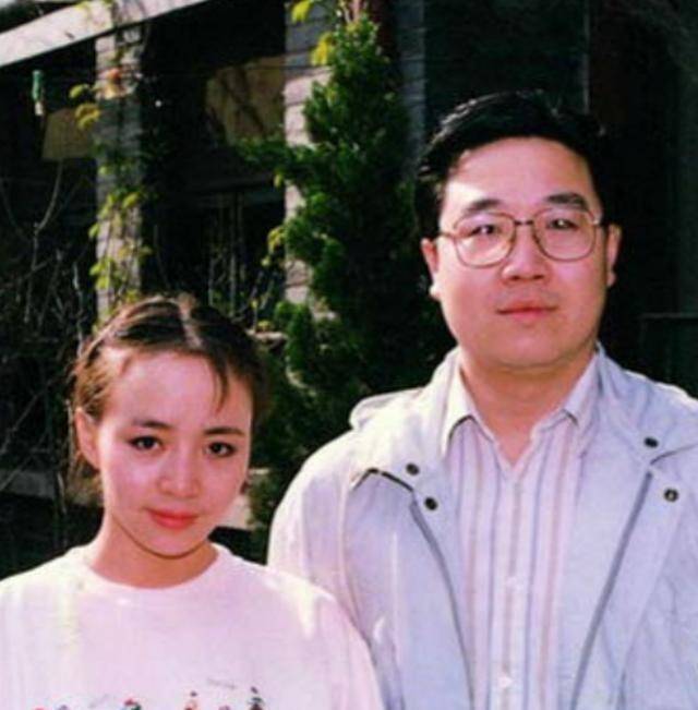 宋丹丹的前两段情都是很短时间就确认关系,袁钢的一见钟情,与前夫