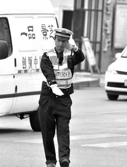 国庆青岛交警因公逝世:"为民服务,我们一直在路上"