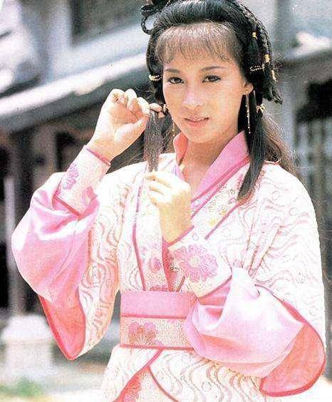 1991年,曾华倩签约亚视,主演的电视剧《胜者为王Ⅱ天下无敌,以21点