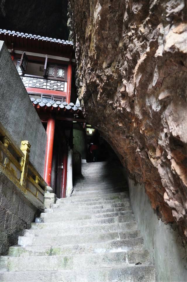洞高113米,深76米,宽14米,依岩构筑九层楼阁,为雁荡山第一洞天