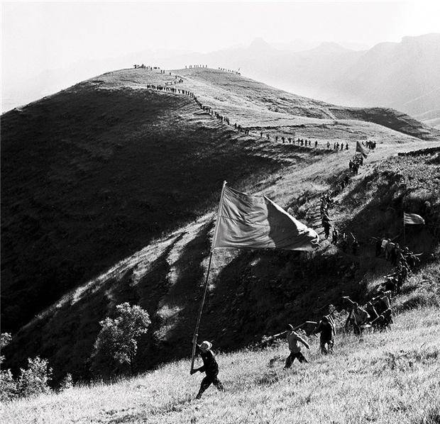 原创艰苦卓绝筑天河:1960年河南林县人修筑红旗渠的场面