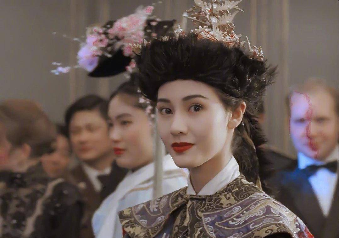至于80年代观众喜爱的"大脸盘子",更是不存在了,现在女明星都青睐"