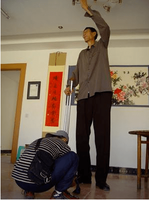 原创中国第一巨人鲍喜顺57岁不听医生劝阻生下儿子如今孩子怎样了
