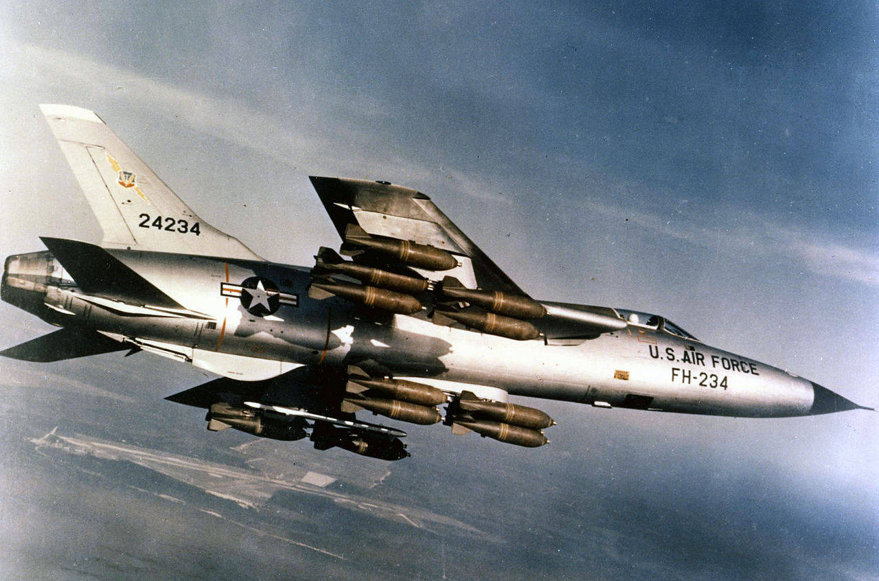 本机基本上延续f-100战机的超音速概念,f-105通常装备传统炸弹和机炮