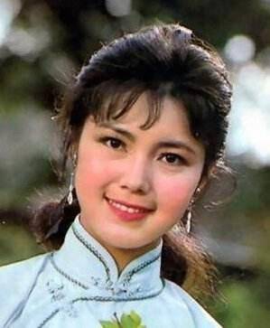当时,在盛产美女的真实年代,姜黎黎年轻时被誉为"80年代第一美女".